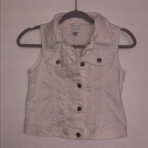 White Sleeveless Jacket 🧥